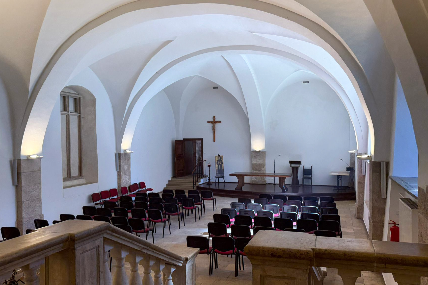 Aula bł. Jakuba z zabytkowymi sklepieniami